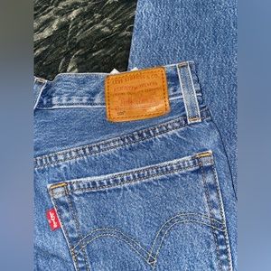 501 Levi’s Jeans/ Like New/ Rips in tact & no loose yarn etc/ OBO